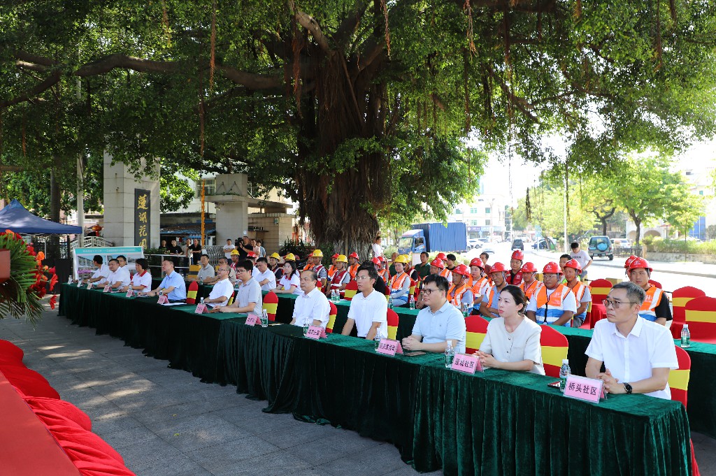 攜手央企，共繪“百千萬(wàn)工程”新畫(huà)卷 | 東莞建工集團(tuán)助力橋頭鎮(zhèn)工業(yè)路房屋外立面提升樣板項(xiàng)目開(kāi)工儀式圓滿舉行(圖1)