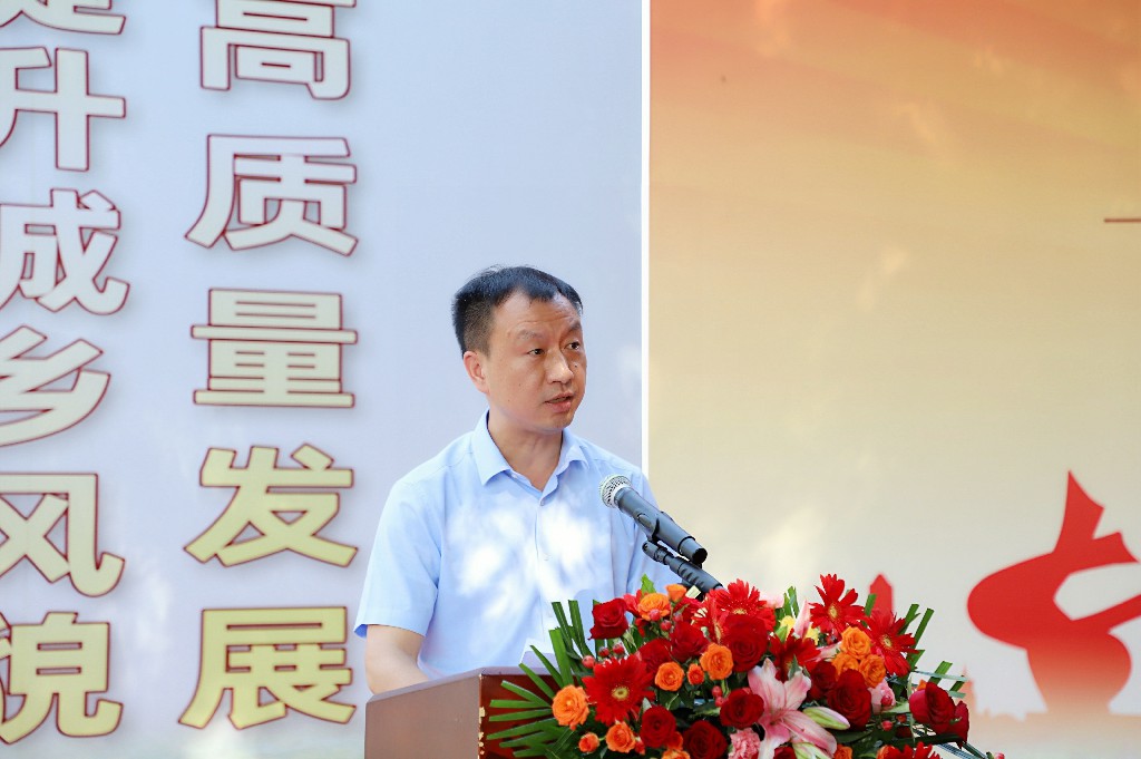 攜手央企，共繪“百千萬(wàn)工程”新畫(huà)卷 | 東莞建工集團(tuán)助力橋頭鎮(zhèn)工業(yè)路房屋外立面提升樣板項(xiàng)目開(kāi)工儀式圓滿舉行(圖2)