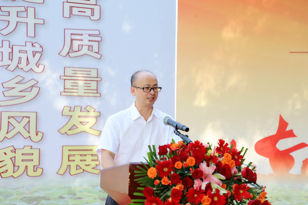 攜手央企，共繪“百千萬(wàn)工程”新畫(huà)卷 | 東莞建工集團(tuán)助力橋頭鎮(zhèn)工業(yè)路房屋外立面提升樣板項(xiàng)目開(kāi)工儀式圓滿舉行(圖4)